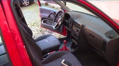 VIDEO: Muž v Jihlavě rozbíjel okna aut, útočil i na strážníky
