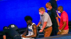 Neklekl při hymně, vzápětí skončil na vozíku! Karma, píší basketbalistovi