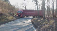 Kamioňák věřil navigaci, pak se chtěl otočit a zablokoval silnici