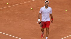 Djokovič opět v ráži! Lítala raketa a praskaly struny, rozhodčí zasáhl