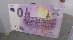 Lidé nocovali před halou, aby získali bankovku s Karlovým mostem!