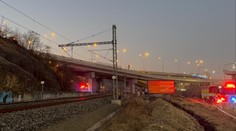 Mladíci v Praze lezli na sloupy vlakového vedení. Jednoho z nich zasáhla elektřina