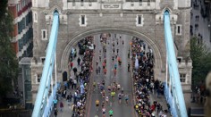 V závěru londýnského maratonu zkolaboval běžec. V nemocnici zemřel