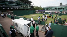 Kolaps ve Wimbledonu! Pro fanynku musela jet záchranka