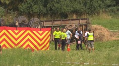 Traktor se několikrát převrátil přes střechu, dva lidé při havárii zemřeli