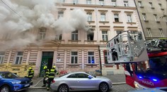 Požár bytu v Praze: Několik lidí museli evakuovat, tři skončili v nemocnici