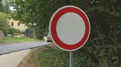 Stavba příjezdové cesty má zpoždění. Lidé se nedostanou domů ani vlakem