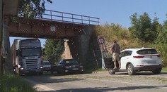 Kamion u Holetína posunul konstrukci mostu. Ten málem spadl