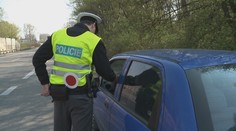 Ženu, která jela bez řidičáku, vyzvedl na policii manžel. Taky bez řidičáku