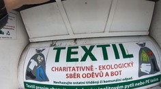Sběr starého textilu bude povinný. Obce proto musí zajistit nové kontejnery