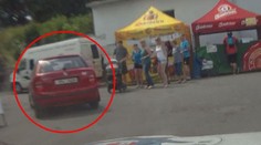 Ujížděl policistům, najel do lidí. Uskočili na poslední chvíli