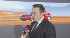 Musk nechal o svém bohatství rozhodovat na Twitteru, musí prodat 10 procent akcií