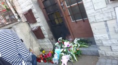 Lidé v Lounech kladli kytice k domu, kde žil utýraný Mareček