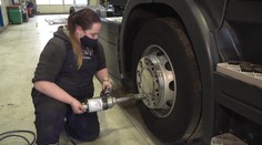 Mladá mechanička mezi kamióny! Vymění i stokilovou pneumatiku