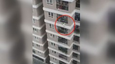 Dítě padalo z dvanáctého patra. Těsně nad zemí ho zachránil kurýr