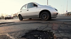 Venkovské silnice bez oprav. Kraje nemají peníze, stát je dát nechce