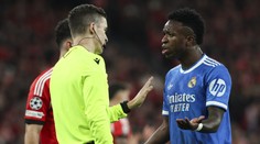 Vinícius po krásném gólu trucoval. Stěžoval si na rasismus a sedl si na lavičku