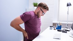 Trápí vás bolavá záda až příliš často? Poradíme, kdy vyhledat lékaře
