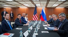 Američané obnovují jednání s Ruskem o Ukrajině. Rubio se v Asii potkal s Lavrovem