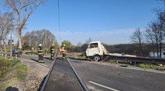 Vážná nehoda na Písecku: Vlak na přejezdu narazil do náklaďáku