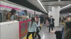 Muž v masce Jokera bodal cestou na Halloween lidi v tokijském vlaku