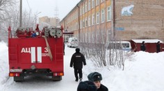 Kluci na sebe ve škole vytáhli nože. Zranili deset žáků a učitelku