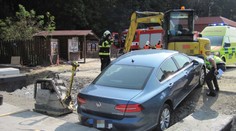Muž chtěl projet staveništěm, do cesty se mu ale postavil bagr