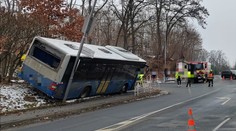 Nehoda autobusu v Domažlicích. Mladý řidič měl vozidlo špatně zabrzdit