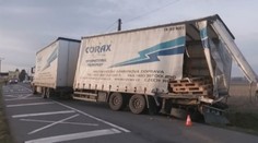 Další střet vlaku s kamionem! Řidič o vteřinu unikl smrti