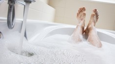 Senior uvízl ve vaně a trpěl! Policie se k němu dostala za tři dny
