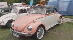 V Harrachově se sjelo přes 500 ikonických brouků. Akce přilákala stovky fanoušků