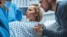 Američanky rodí stále méně, nemají na předražený porod