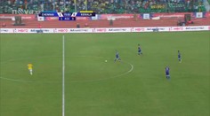 VIDEO: A jejda! Chtěl přihrát gólmanovi, dal si kuriózní vlastní gól