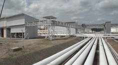Do Česka stále teče ruská ropa. Skončit by to mělo v příštím roce