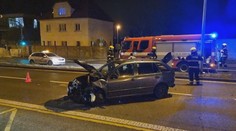 Po drsné srážce dvou aut utekl řidič, hledal ho policejní pes i vrtulník