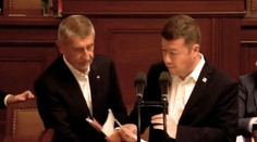 Hádka ve Sněmovně: Babiš a Okamura se tahali o mikrofon, nechtěli pustit Bendu