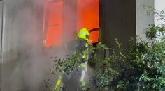 Hasiči zachránili dvanáct lidí uvězněných při mohutném požáru v ubytovně