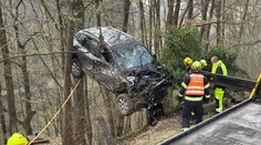 Řidič v noci havaroval a zůstal uvězněný v autě. Na pomoc čekal 6 hodin