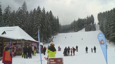 Sníh mizí, hory ale dál lákají lyžaře. Areály nasadily sněžná děla