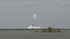 Vesmírná loď Dragon 2 je na cestě k ISS. Veze nové solární panely