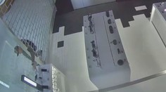 Kamery zachytily zloděje při krádeži. Přes mříž si sáhl pro mobilní telefon