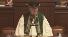 Poslanci v neobvyklém oblečení: Do Sněmovny dorazili v tradičních krojích
