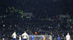 Semifinále Carabao Cupu bylo přerušeno, diváci za bránou Chelsea volali o pomoc