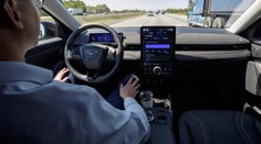 První evropská země povolila řízení bez držení volantu. Zelenou dostal Ford