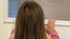 Dívka má vlasy jako pohádková bytost. Lidé kvůli tomu nevěří, kolik jí je
