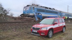 NEHODA NA PŘEJEZDU: Vlak s lidmi smetl nákladní auto! VIDEO
