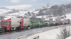 Kvůli blokádě slovenských přechodů se tvořily dlouhé kolony kamionů