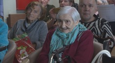Klienti domova pro seniory si zpříjemňují advent. Se zaměstnanci zpívají koledy