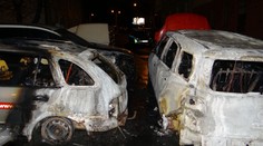 Neznámý žhář zapálil v noci sedm aut, škoda je 800 tisíc