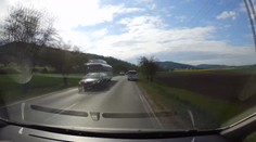 Měl snad zatmění? Při předjíždění ohrozil několik aut i autobus! VIDEO